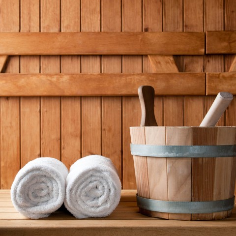 hubertus dolomites Völs am Schlern | Entspannung pur mit Blick auf dem Schlern Handtücher und ein Wasserkorb sind in der Sauna ein Muss.