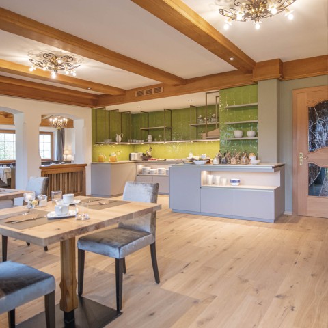 hubertus dolomites Völs am Schlern | Gemütliches Frühstück in unserem Garten mit Blick auf dem Schlern Frühstücksraum mit Buffet.