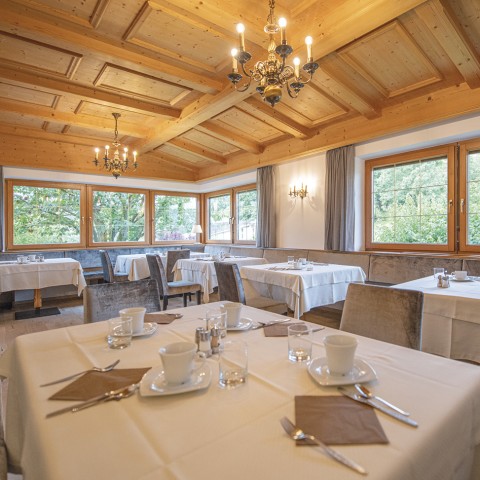 Das Bild zeigt den gedeckten Frühstücksraum.