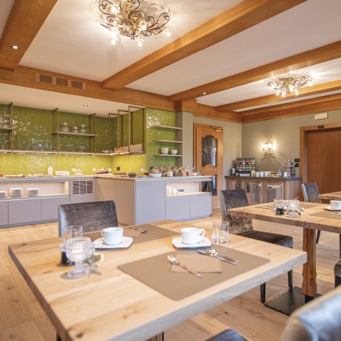 The picture shows the breakfast room and the buffet.