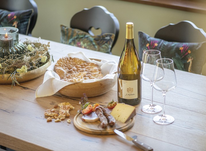 Ein Tisch mit einer Marende und einer Flasche Wein.