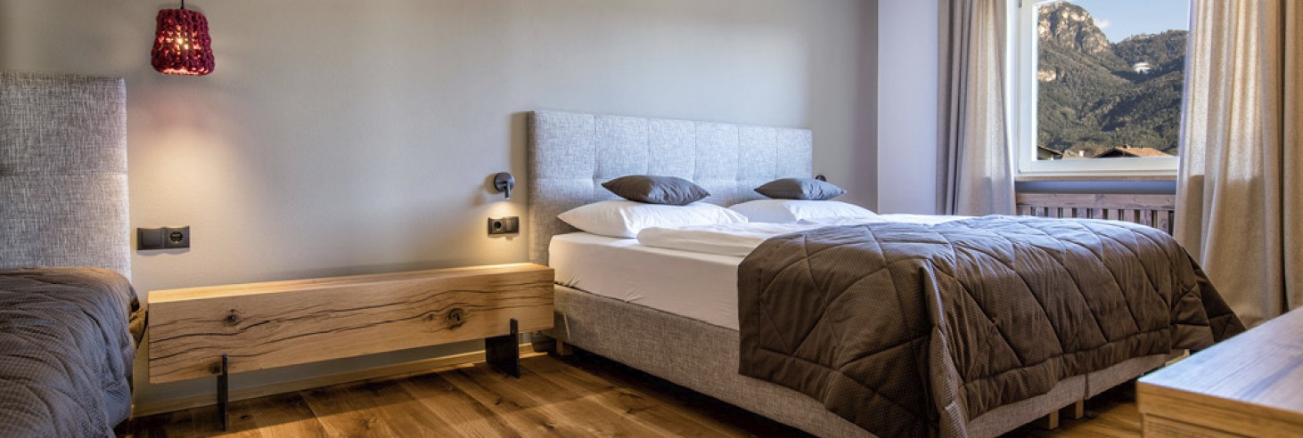 La camera familiare con due letti e la vista sulla natura.