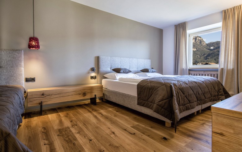 Das Familienzimmer mit zwei Betten und die Aussicht in der Natur.