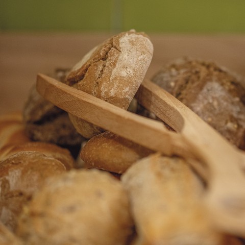 Das Bild zeigt den Brotkorb des Frühstückbuffets.