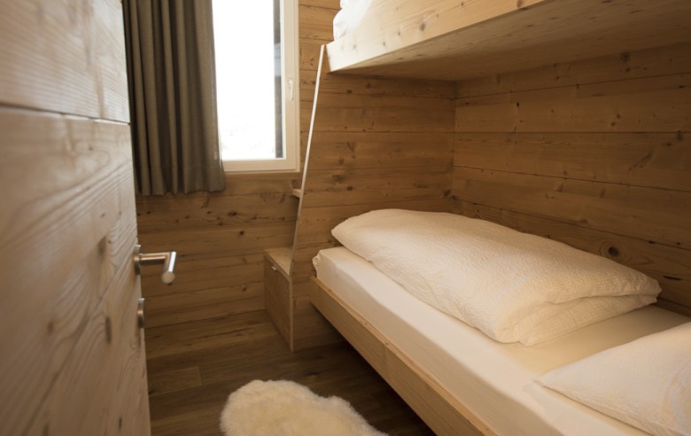 Geborgenheit schenkende Schlafzimmer in einem rustikalen und romantischen Chalet für Natururlaub direkt auf der Seiser Alm