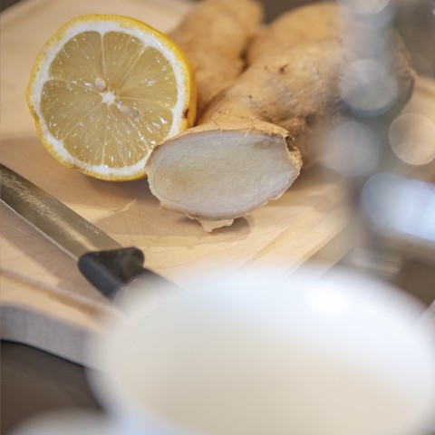 Das Bild zeigt Ingwer und eine Zitrone an der Teeecke.