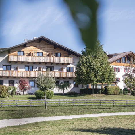 Die beiden Häuser vom Hotel mitten im Grünen.