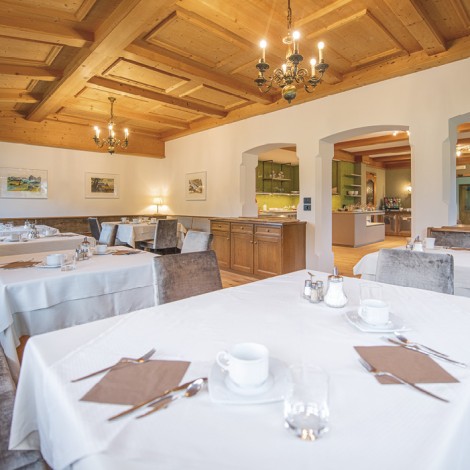 Das Bild zeigt den gedeckten Frühstückstisch.