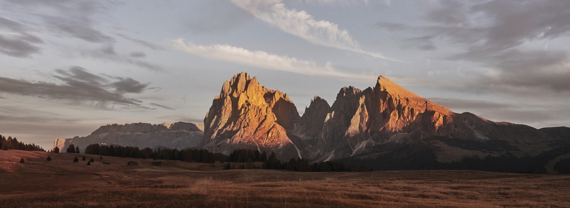 Die beiden Dolomiten Langkofel und Plattkofel im Herbst bei Sonnenuntergang.