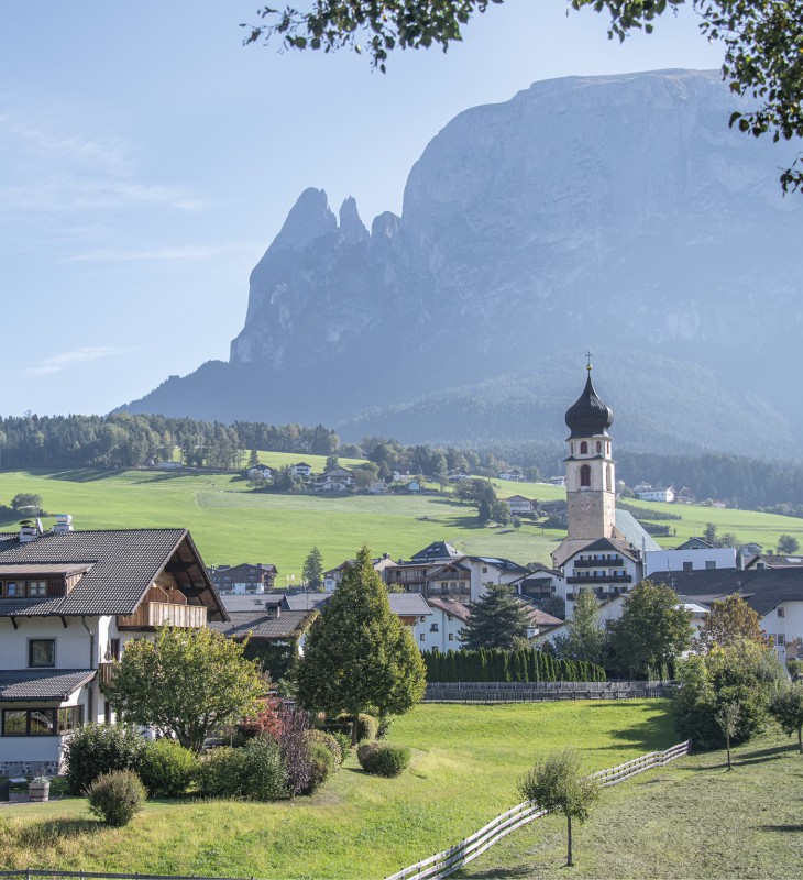 Fabelhafter Ausblick auf Völs am Schlern und im Hintergrund den Schlern.