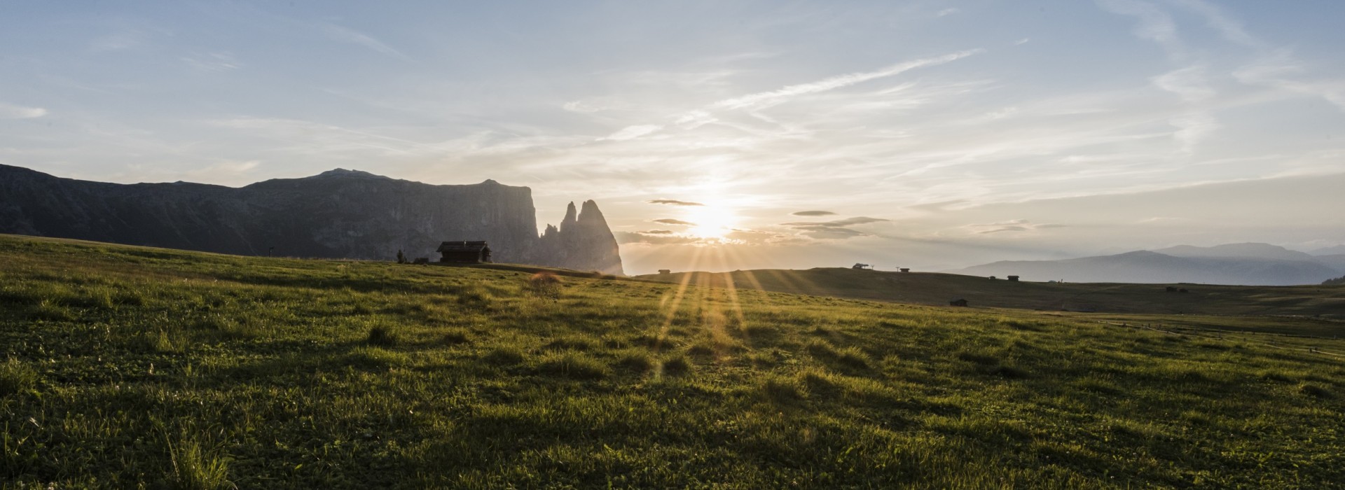 Der Schlern auf der Seiser Alm mit untergehender Sonne.