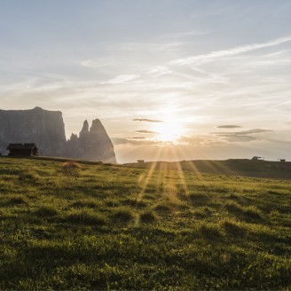 hubertus dolomites Völs am Schlern | Besonder Bergerlebnisse für Wanderer, Genießer und Mountainbiker Der Schlern auf der Seiser Alm mit untergehender Sonne.