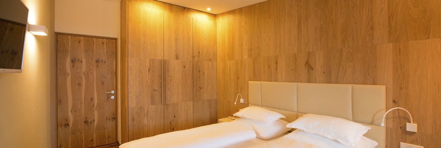 Ein Doppelbett und einen TV.