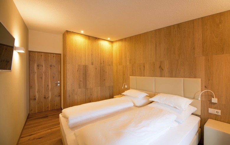 Ein Doppelbett und einen TV.