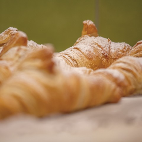 Das Bild zeigt Gipferle vom Frühstücksbuffet.