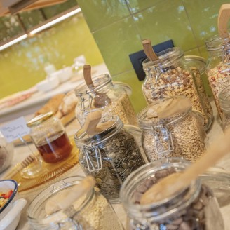 hubertus dolomites Völs am Schlern | Verwöhne deinen Gaumen: Unser reichhaltiges Frühstücksbuffet Das Frühstücksbufett mit Müsli, Obst, verschiedene Samen und Nüsse.