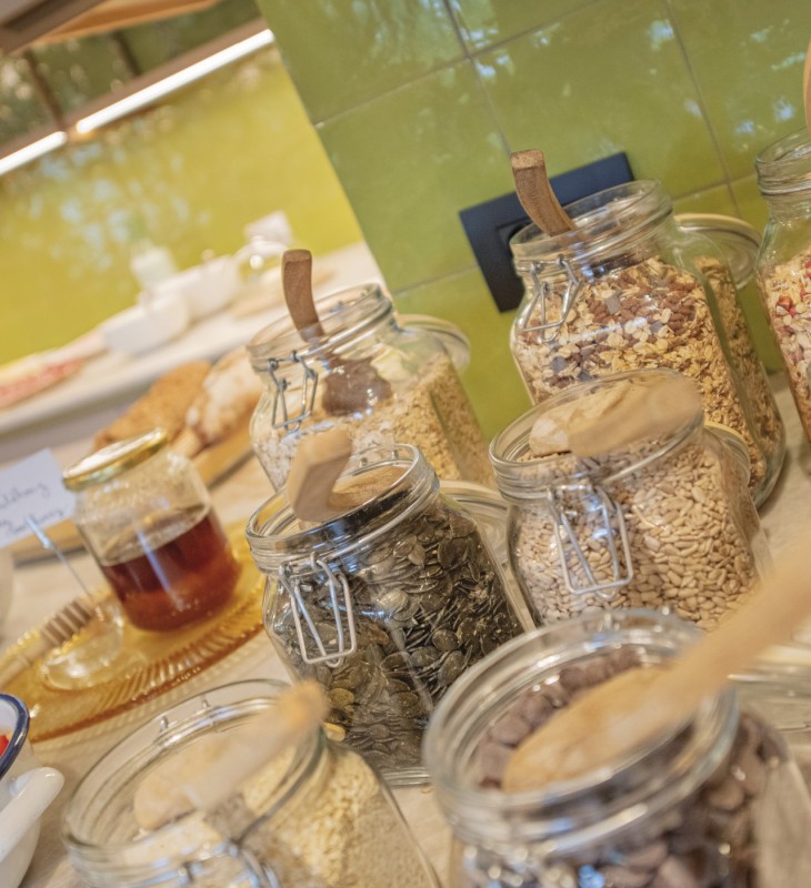 Das Frühstücksbufett mit Müsli, Obst, verschiedene Samen und Nüsse.