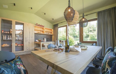 Das Bild zeigt die Gemeinschaftsküche mit Lokalen Produkten und Kochecke.