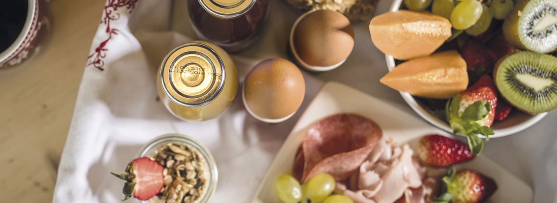 Das Frühstücksbuffet mit Joghurt, Eiern, Säfte, Obst und Brot.