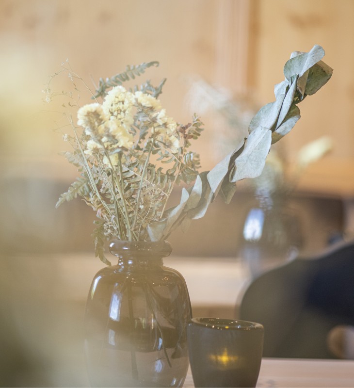 Das Bild zeigt ein paar Blumen auf einem Tisch.