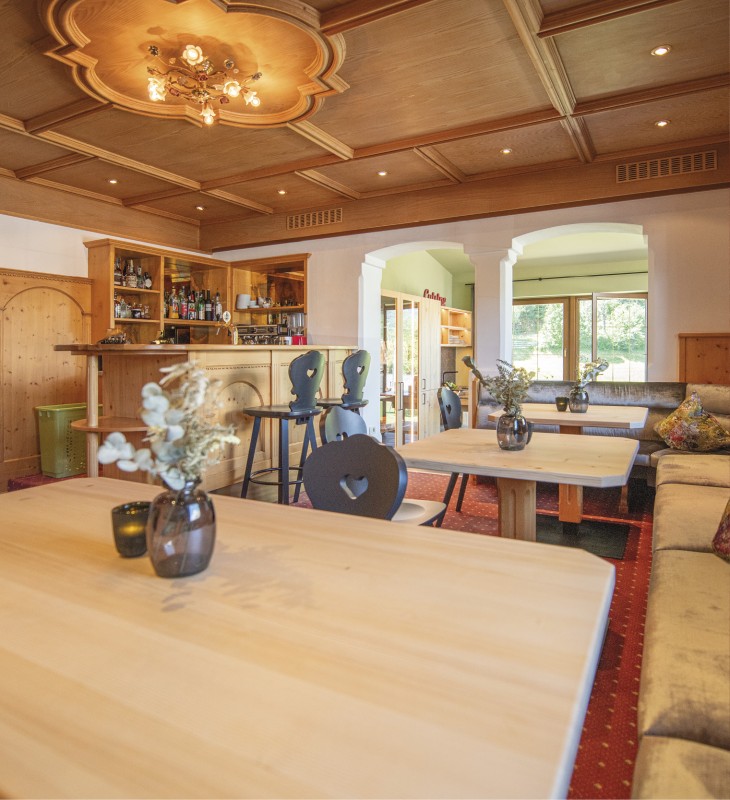 Die Honesty Bar und im Hintergrund sieht man die Gemeinschaftsküche.