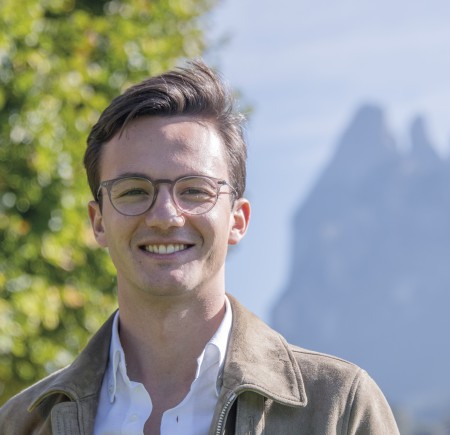 Julian, der Sohn der Besitzer, vor dem Schlern in Völs am Schlern.