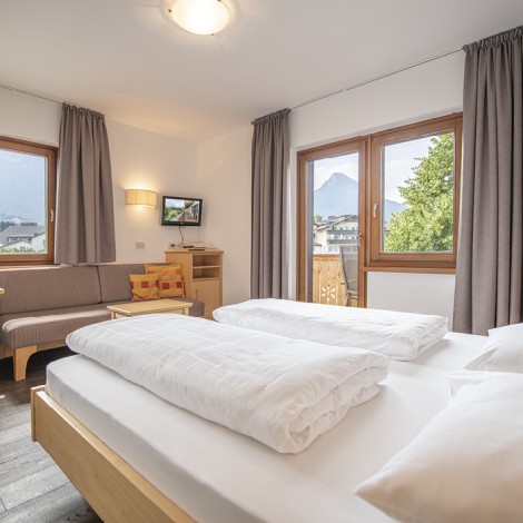 Das Bild zeigt das Zimmer mit Blick Richtung Dorf.