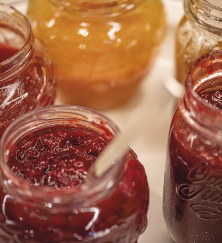 Hausgemachte Marmeladen aus Preiselbeere, Aprikose, Himbeeren, Blaubeeren und mehr.