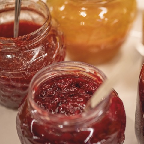 Das Bild zeigt die hausgemachten Marmeladen.