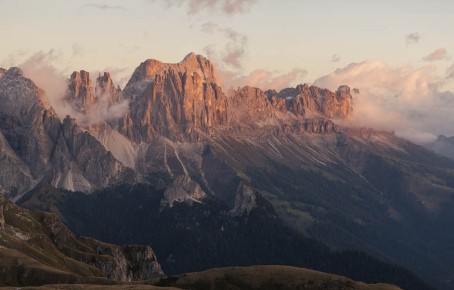 Eine Bergkette in den Dolomiten im Abendrot sorgt für pure Magie.