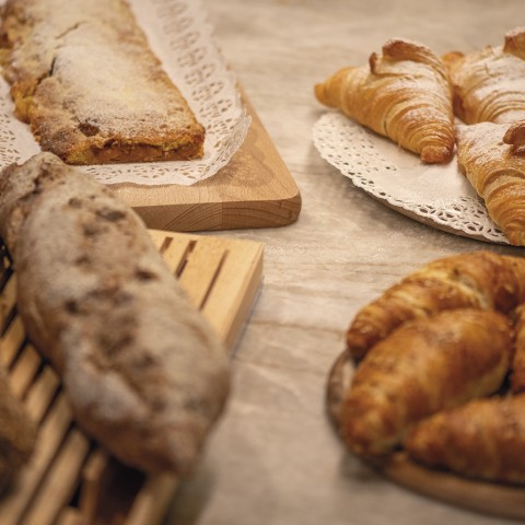 Kuchen und Süßspeisen des Frühstückbuffets.