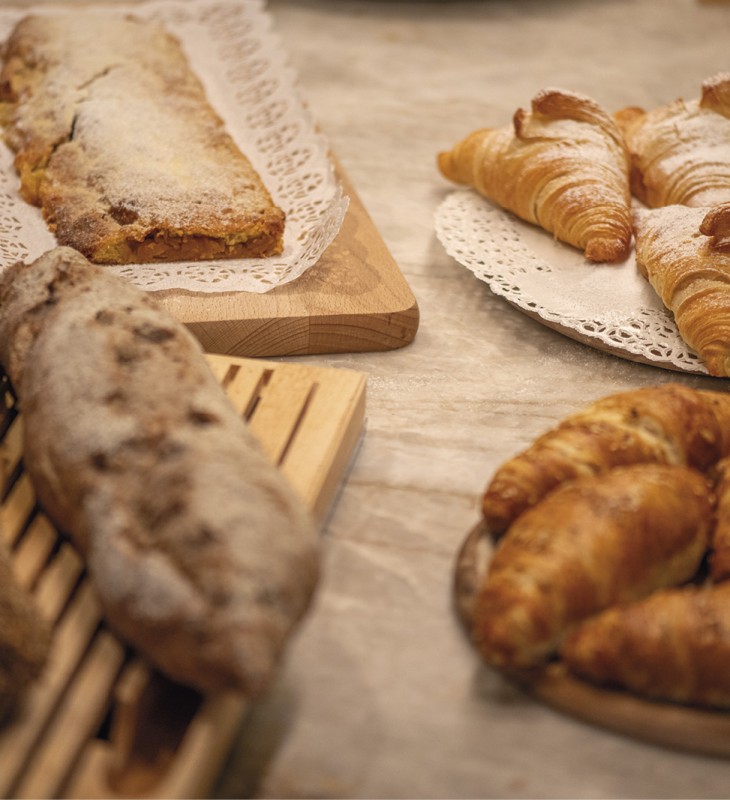 Kuchen und Süßspeisen des Frühstückbuffets.