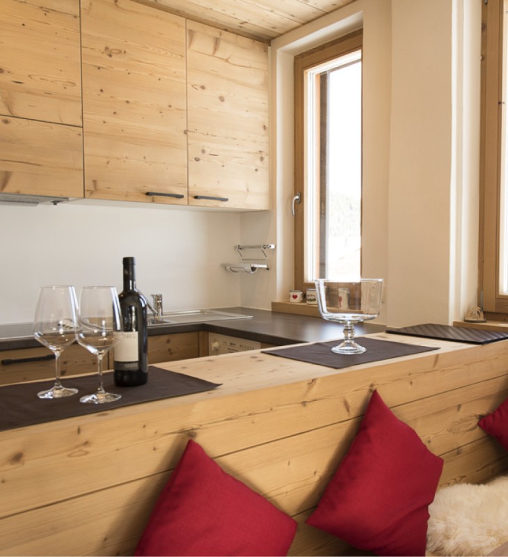 Viel Echtholz, feine Stoffe und lichte Atmosphäre zeichnen die Kochecke in unseren Chalets aus.