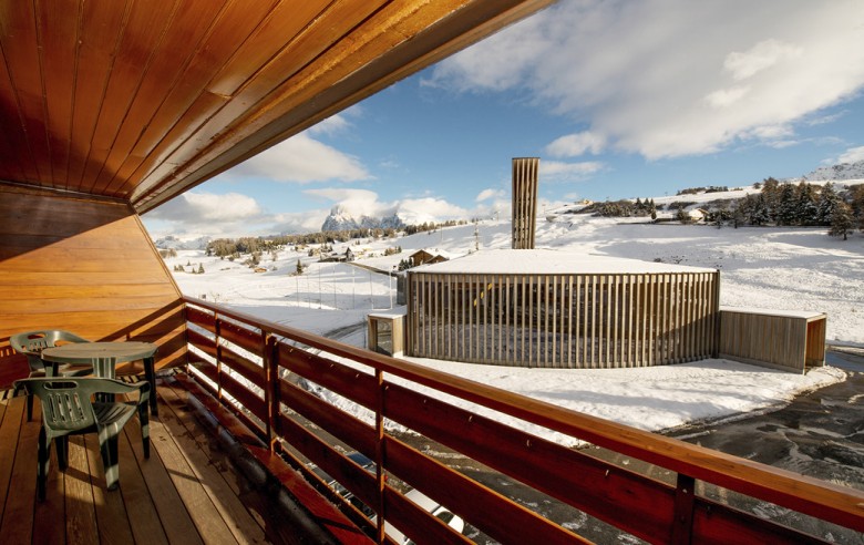 Der Balkon und die Aussicht der Wohnung. Man sieht im Hintergrund den Lang- und Plattkofel.