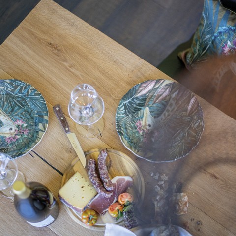 Das Bild zeigt den gedeckten Tisch der Gemeinschaftsküche mit einer Marende.