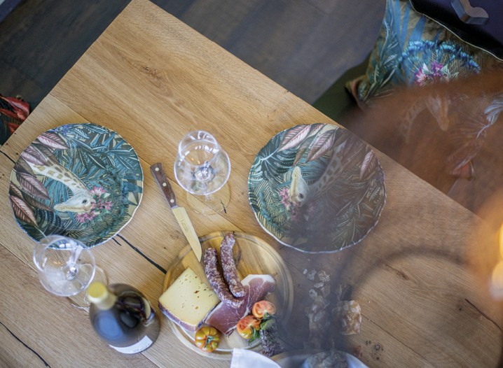 Das Bild zeigt den gedeckten Tisch der Gemeinschaftsküche mit einer Marende.