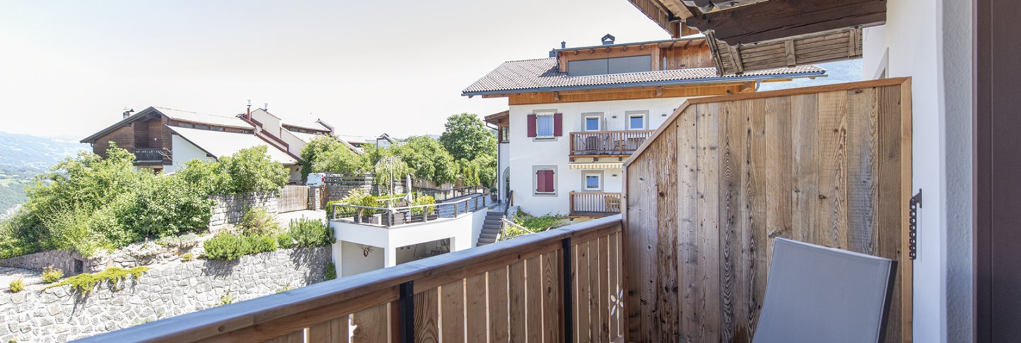 La vista panoramica dal balcone vi offre la possibilità di visitare le case circostanti dal villaggio.