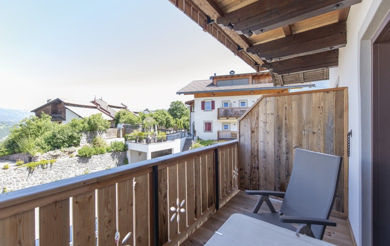 Der Panoramablick vom Balkon bietet Ihnen einen Blick auf die umliegenden Häuser des Dorfes.
