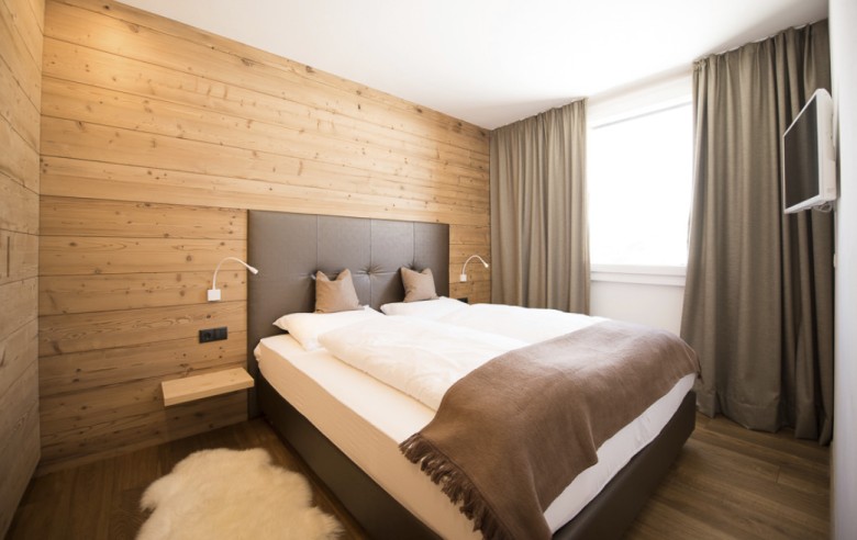 Das Schlafzimmer in einem rustikalen und romantischen Chalet auf der Seiser Alm