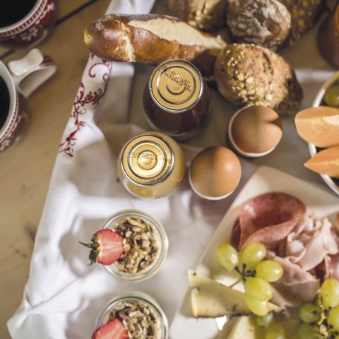 hubertus Frühstücksbuffet mit Joghurt, Eiern, Säfte, Obst und Brot.